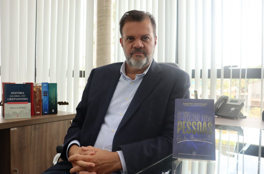  Pastor Sandro Gonzalez lança livro sobre gestão humanizada.￼