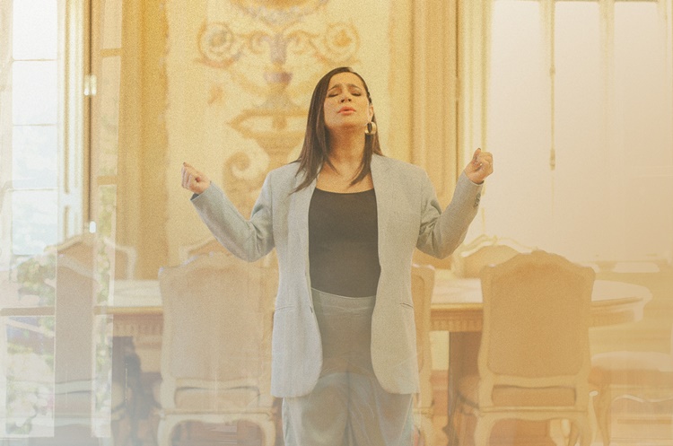  Em novo single, Daniela Araújo ressalta a santidade de Deus