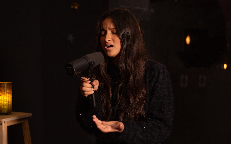  Nicole Gomes canta o clássico “O Bondoso Amigo” em uma emocionante interpretação