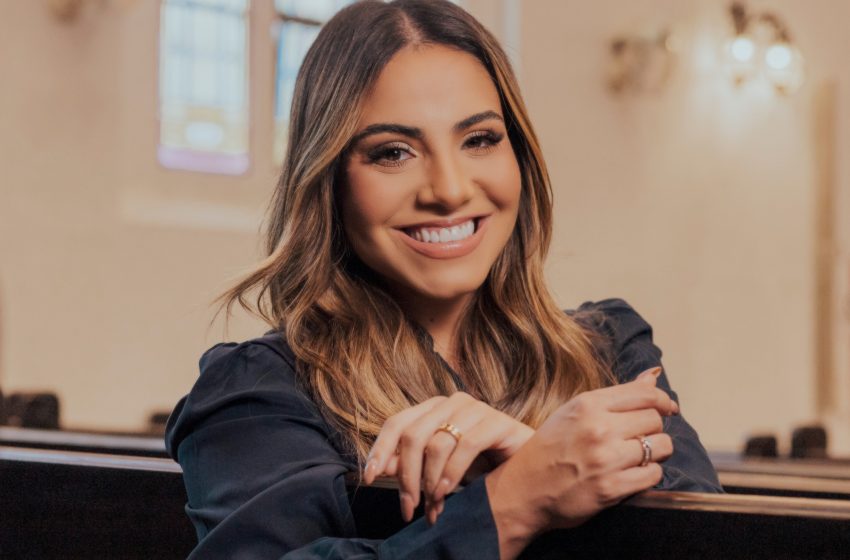  Gabriela Rocha lança terceiro single do projeto “A Igreja” com o medley “Deus Está Aqui”