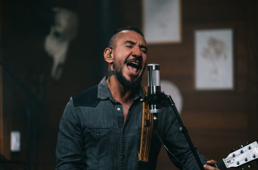  Rodolfo Abrantes se apresenta no Teatro Clara Nunes, no Rio de Janeiro, com a Microfonia Tour